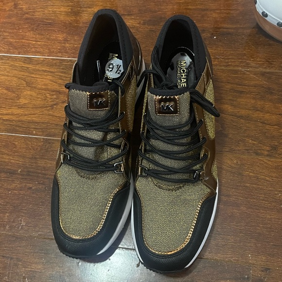 NEW Michael Michael Kors Women  Sneaker Size 9.5 - Picture 1 of 5